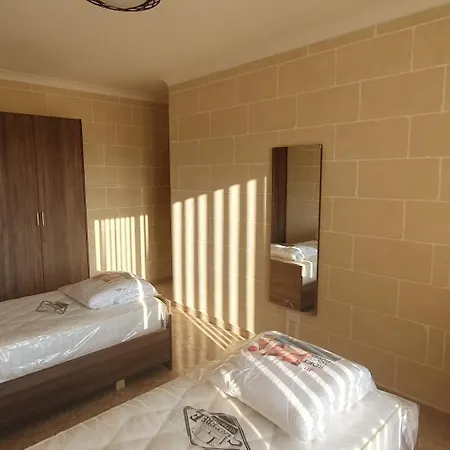 Διαμέρισμα Traditional 3-bed With Gozo Views In
