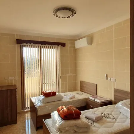 Traditional 3-bed With Gozo Views In アパート