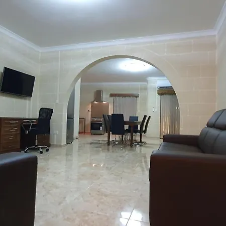 Traditional 3-bed With Gozo Views In アパート