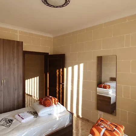 Traditional 3-bed With Gozo Views In アパート